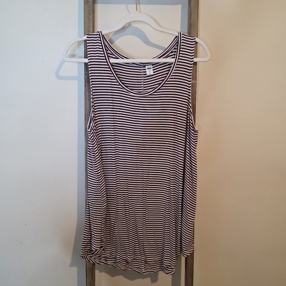 ⭐️40% Off⭐️ Old Navy Striped Tank Top Bundle - Picture 6 of 11